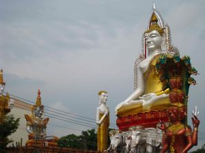 Fietstocht, boeddahbeelden onderweg