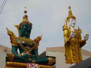 Fietstocht, boeddhabeelden onderweg