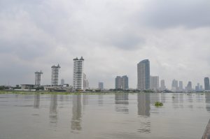 Skyline Bangkok vanaf Chao Phraya river