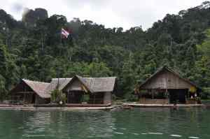 Hutjes bij Chiew Lan Lake