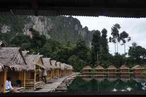 Hutjes bij Chiew Lan Lake