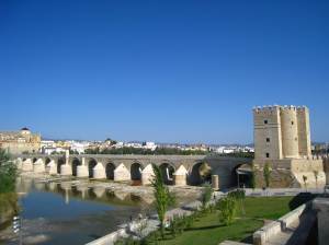 Brug over de Guadalquivir naar Judería