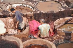 Medina, arbeiders in de leerlooierij