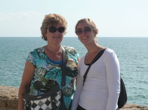 Moeder en dochter bij de Atlantische oceaan