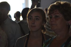 Moeder en dochter luisteren naar gids