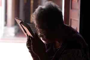 Chinese vrouw leest in tempel