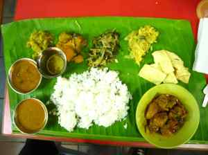 Heerlijk Indiaas eten van een bananenblad