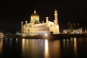 Omar Ali Saifuddien moskee by night