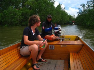 Op de boot door het palendorp