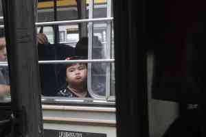 Meisje in bus in Sandakan