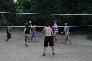 Volleyballen met de groep en staff