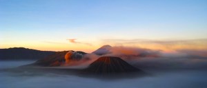Bromo en Semeru vulkaan in de mist