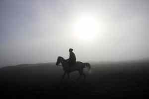 Ruiter in vulkaanlandschap