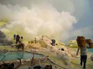 Zwaveldelvers aan het werk