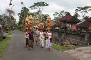 Vrouwen offeren etensmanden op ceremoniële dag