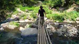 Moni, bruggetje bij waterval