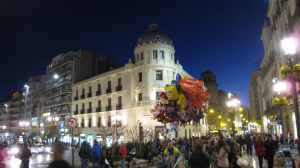 Winkelstraat op zaterdagavond