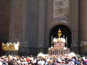 Processie voor de kathedraal